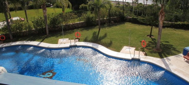 Beachfront apartment, swimming pool with salt water, gardens 2 min walk to the beach. in Almuñecar (Granada)