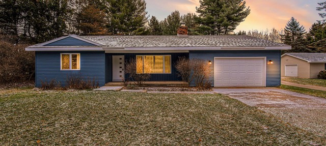 BLUE SPRUCE COTTAGE - Modern Lake House w/shared Frontage on Thayer Lake in Alden