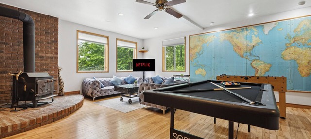 Bright cottage with private in-ground pool (summer) and fireplace, ideal for relaxing. in Brownsburg