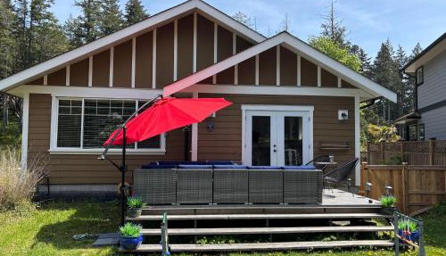 Bright Spacious Entire Home with Kids Backyard Set in Victoria