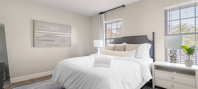 Bring Everyone to Shamrock Hill /Renovated 5BR Townhome/ Home Base near ND in South Bend