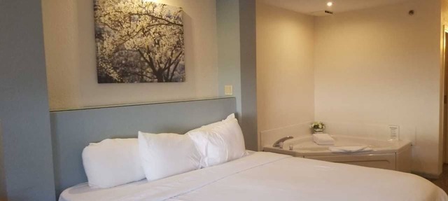 Brook Pointe Inn in Syracuse