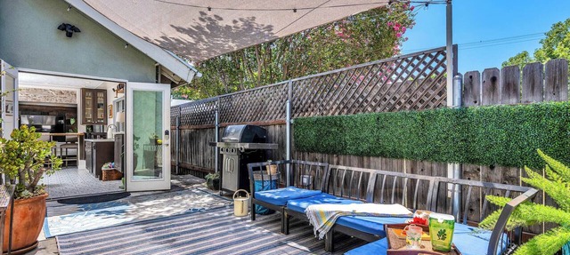 Bungalow Retreat Explore in Walk-able Location. Close to Universal n Warner Bros in Burbank