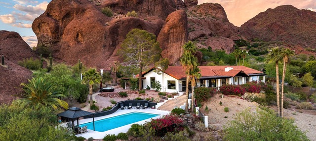 Camelback Mountain Mid-Century Modern Villa, Private, City Views, Pool, Hot Tub in Phoenix