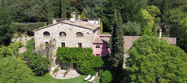 Can Serola, Spectacular farmhouse with 8 suites, large garden and pool, ideal for groups. in Sales de Llierca