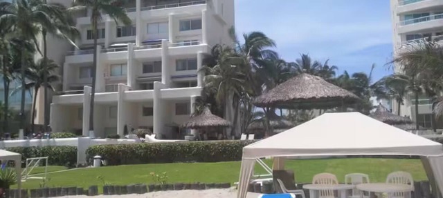 Casa con jardín frente a la playa Playa diamante, reformada in Acapulco de Juárez