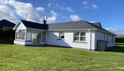 Castle Gardens Bungalow, Saint Helens Resort, Wexford - 3 Bedroom Sleeps 6 in Ballygerry