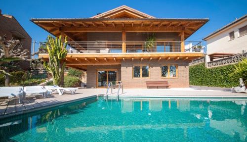 Catalunya Casas Infinity pool and views 20min to Barcelona in Torrelles de Llobregat