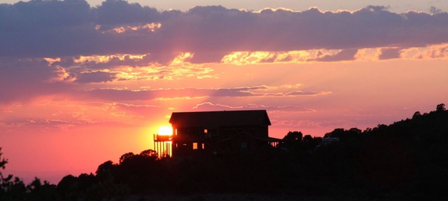 Cedar Bend Lodge Cabin @ Whispering Oaks, 20 miles from Moab! in Moab