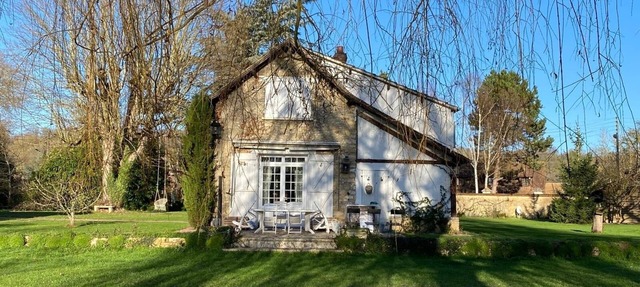 Characterful house by the river with an outbuilding in Ménilles