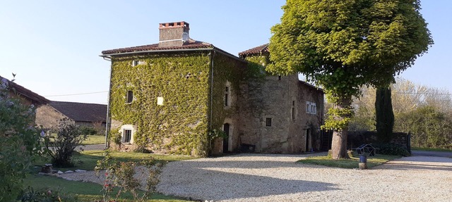 Charming 15th-century Charentais house with Cluniac priory in grounds. in Cherves-Chatelars