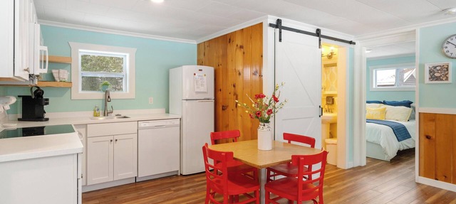 Charming 2-bedroom cottage in Carp Lake with AC, and WiFi, minutes from Mackinaw in Carp Lake