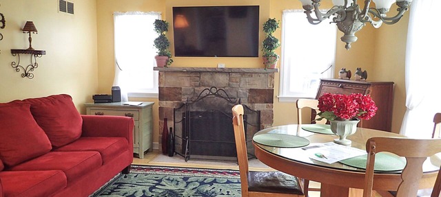 Charming 2B/1B Cottage, Private Patio, Downtown, OffStreet Parking, Dog Friendly in Saugatuck