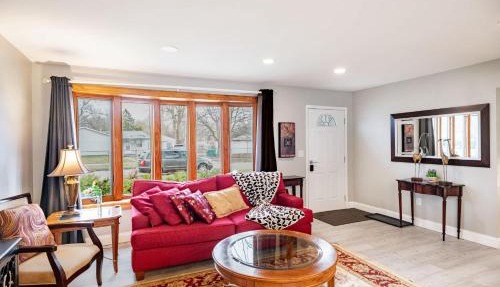 Charming 3-Bed Stay Airport 10 Min Pets OK in Romulus