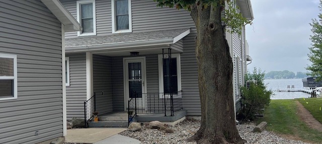 Charming Beachfront 4-bedroom cottage with WiFi, AC in Coldwater in Coldwater