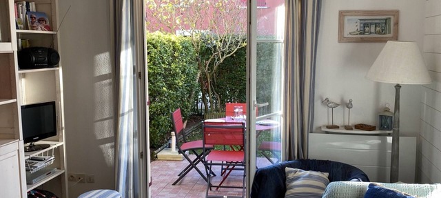 Charming Cottage Near Port Guillaume, 2 Bedrooms, Private Garden, Close to Beach in Dives-sur-Mer