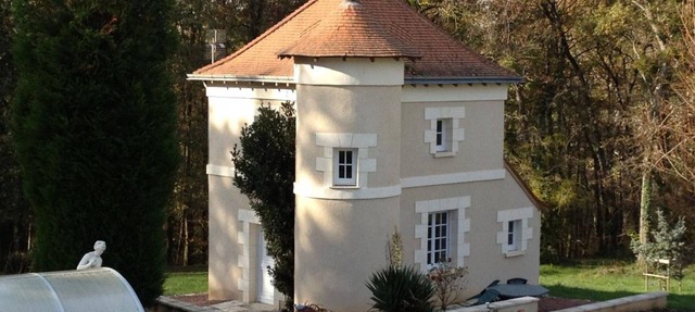 Charming Cottage with Private Pool, Park, and Proximity to Loire Castles in Angé