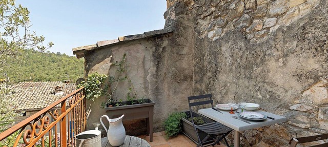 Charming Guest Room in the Heart of the Village in Lagorce