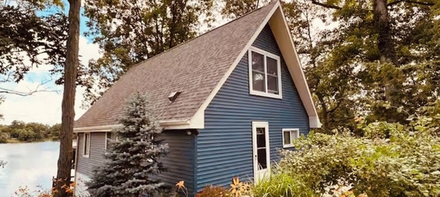 Charming lakefront cottage,private lake & dock, perfect secluded getaway in Syracuse