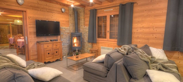 Charming quiet chalet, 8 bedrooms 8 bathrooms sauna walk to shops & gondola in Morillon