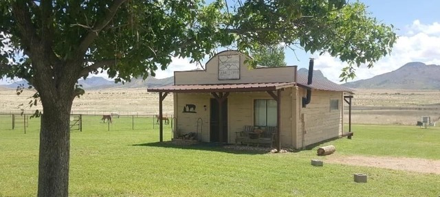 Charming Rustic Ranch Cabin With Mountain Views Near Wineries in Elgin
