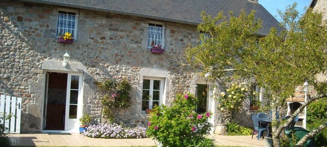 Charming stone house, enclosed garden, pets allowed in Orval sur Sienne