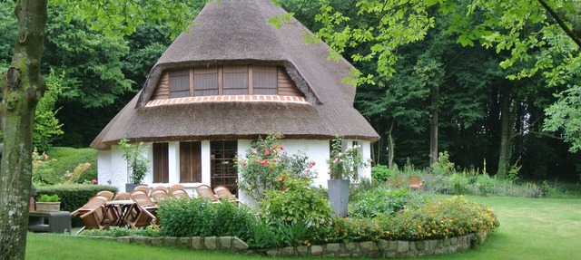 Charming thatched cottage in Morisel