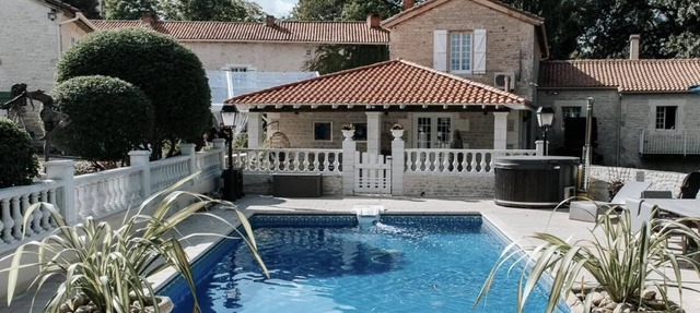 Charming updated and 4-bedroom mill house on the river with fantastic views. in Chenon