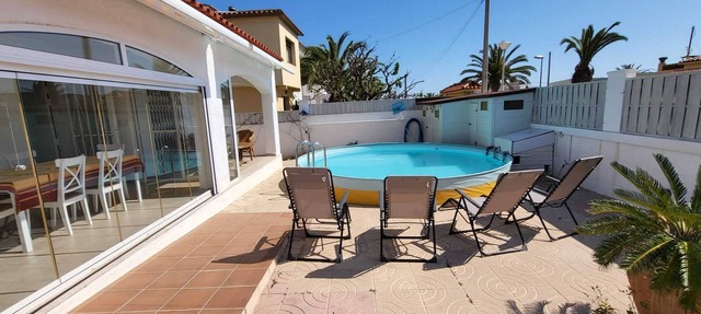Charming villa with swimming pool, very well equipped and 900m from the beach in Torredembarra