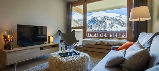 Comfortable, upscale, quiet and beautiful views! With covered parking in Val-d'Isère