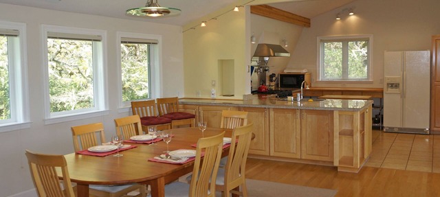 Comfy, Well-Appointed Guest House with a Beautiful View! in Springfield