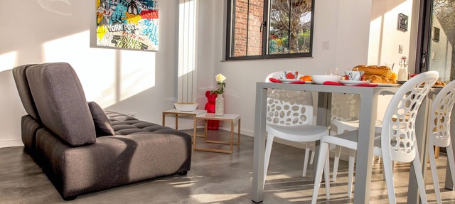Connected tiny house 2 bedrooms terrace private parking giant cinema screen in Honfleur