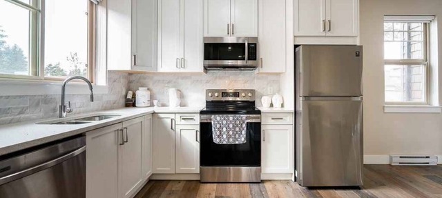 Contemporary 3 Beds and 2.5 Bath close to fraser valley university, shops etc in Abbotsford