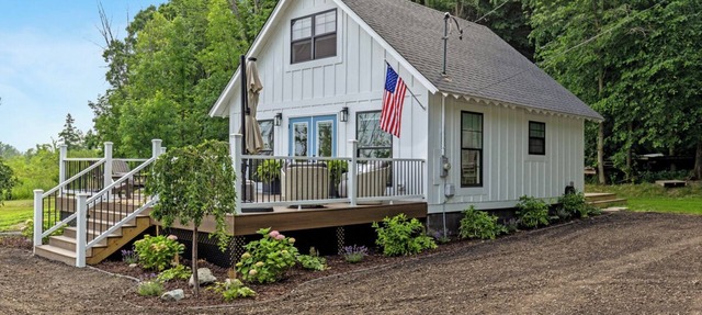 Cottage on the Lake w/pontoon! SUP boards, kayaks, hot tub, fire pit & fishing! in Greenville