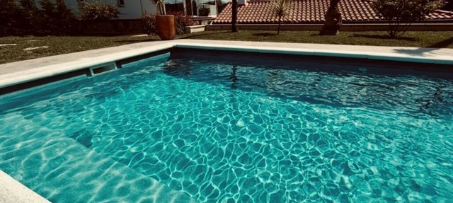 Country home with a pool, 7 minutes from Bilbao and 7 minutes from the beach in Bilbao Vizcaya