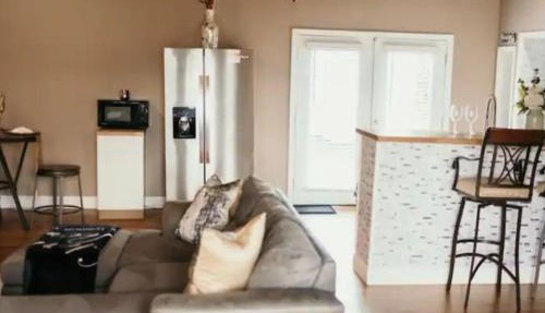 Couples Guesthouse, jacuzzi, sauna, pool in Merrillville