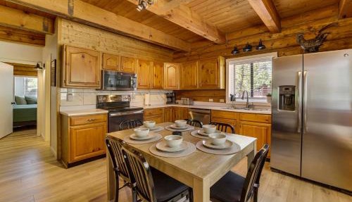 Covered Deck, Private Acreage: Log Cabin in Pine in Pine