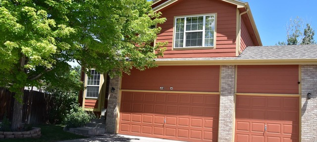Cozy Home in quiet residential neighborhood with Den and Living room. in Thornton