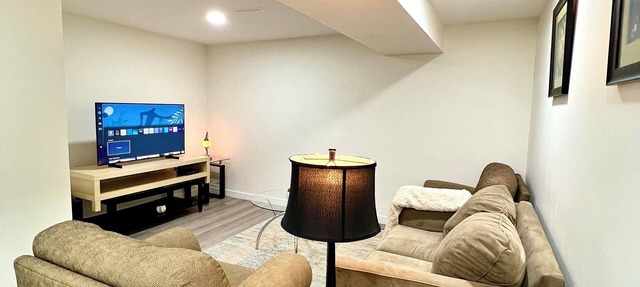 Cozy & Modern 3BR Lower Unit I Private Entrance, Laundry, Fridge Microwave in Calgary