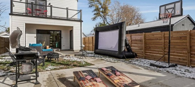 Cozy Movie Yard, Fire Pit - 10 Min to Casino in Detroit