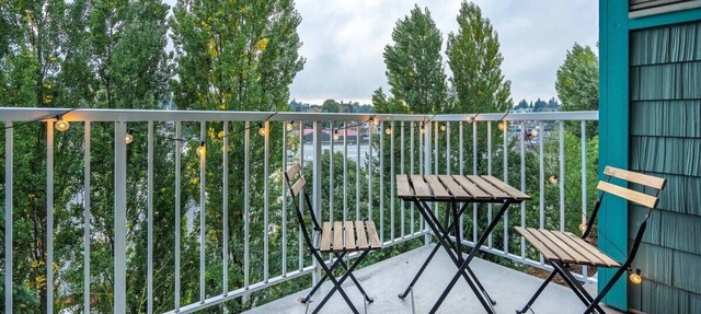 Cozy Rustic Haven near Downtown Abbotsford in Abbotsford