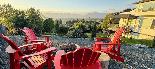 Cozy stay at the Mountain Nest Suite w/hot tub in Chilliwack