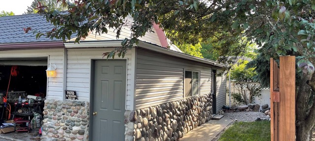 Cozy studio with AC and WiFi. Central for tourist sites in Oscoda. family of 4. in Oscoda