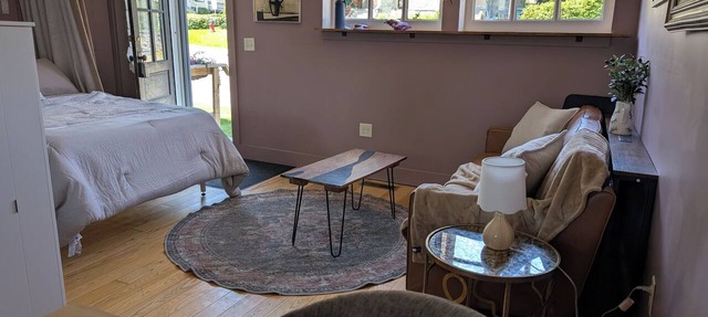 Cute, walkable downtown studio apartment in Brandon