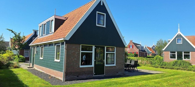 Detached bungalow with 3 bedrooms, 2 bathrooms and a sauna in West-Graftdijk