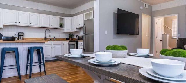Downtown Delight I 4 BR & 2 BA I Sleeps 16 in Lansing