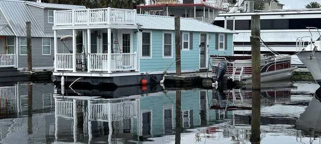 Downtown Floating Bungalow Historic Sanford Lake Monroe Marina in Sanford