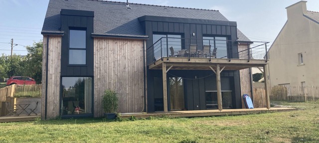 Ecological house by the sea, walking distance to the beach in Saint-Nic