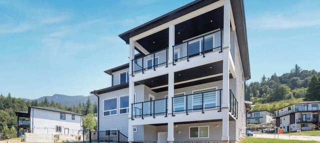 Elegant 4BR Main Suite Family-Friendly + Terrace in Chilliwack