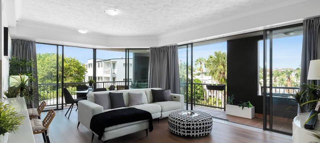 Executive Three Bedroom Unit overlooking Resort Style Pool and Parking in Kangaroo Point